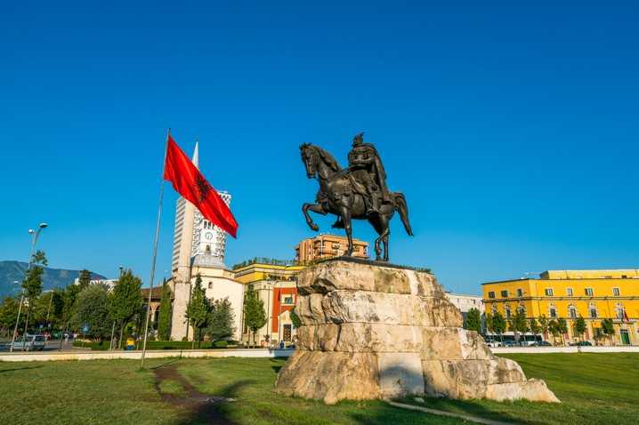 Keuntungan Kerja di Albania